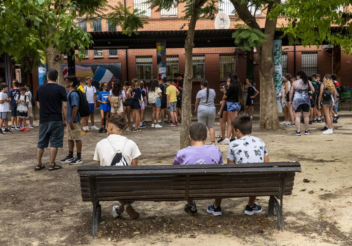 Jóvenes en un instituto de Murcia, en una foto de archivo.