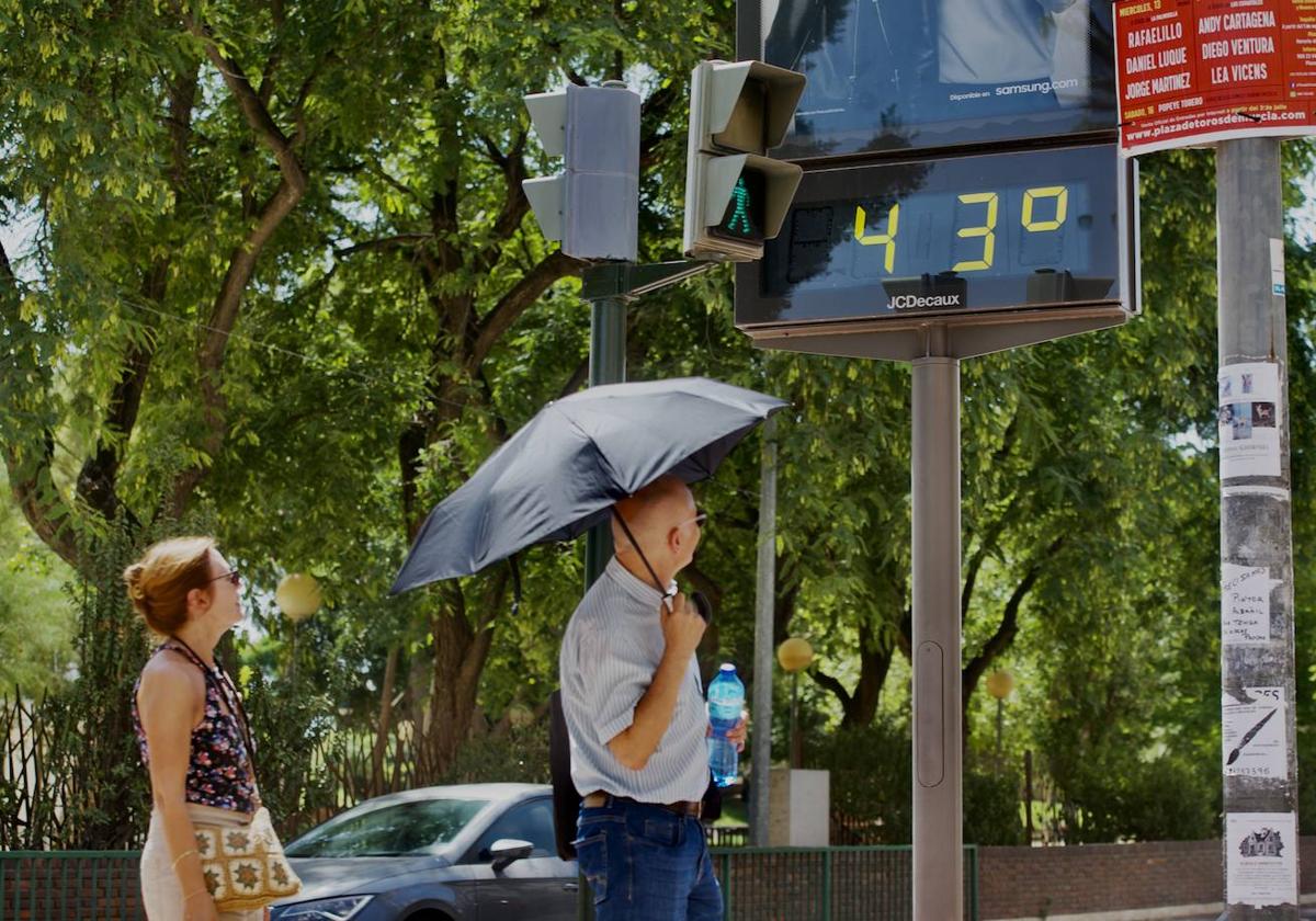 Un termómetro de Murcia marca 43 grados, durante una ola de calor del verano pasado.