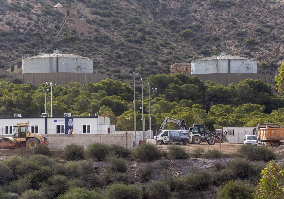 Una máquina aplanadora de un solo rodillo, dos palas, un camión de obra y dos vehículos, en los terrenos donde se monta el nuevo CATE, en la Algameca Chica.