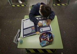 Un alumno de Primaria del colegio Nuestra Señora de Los Ángeles de Murcia, en clase.