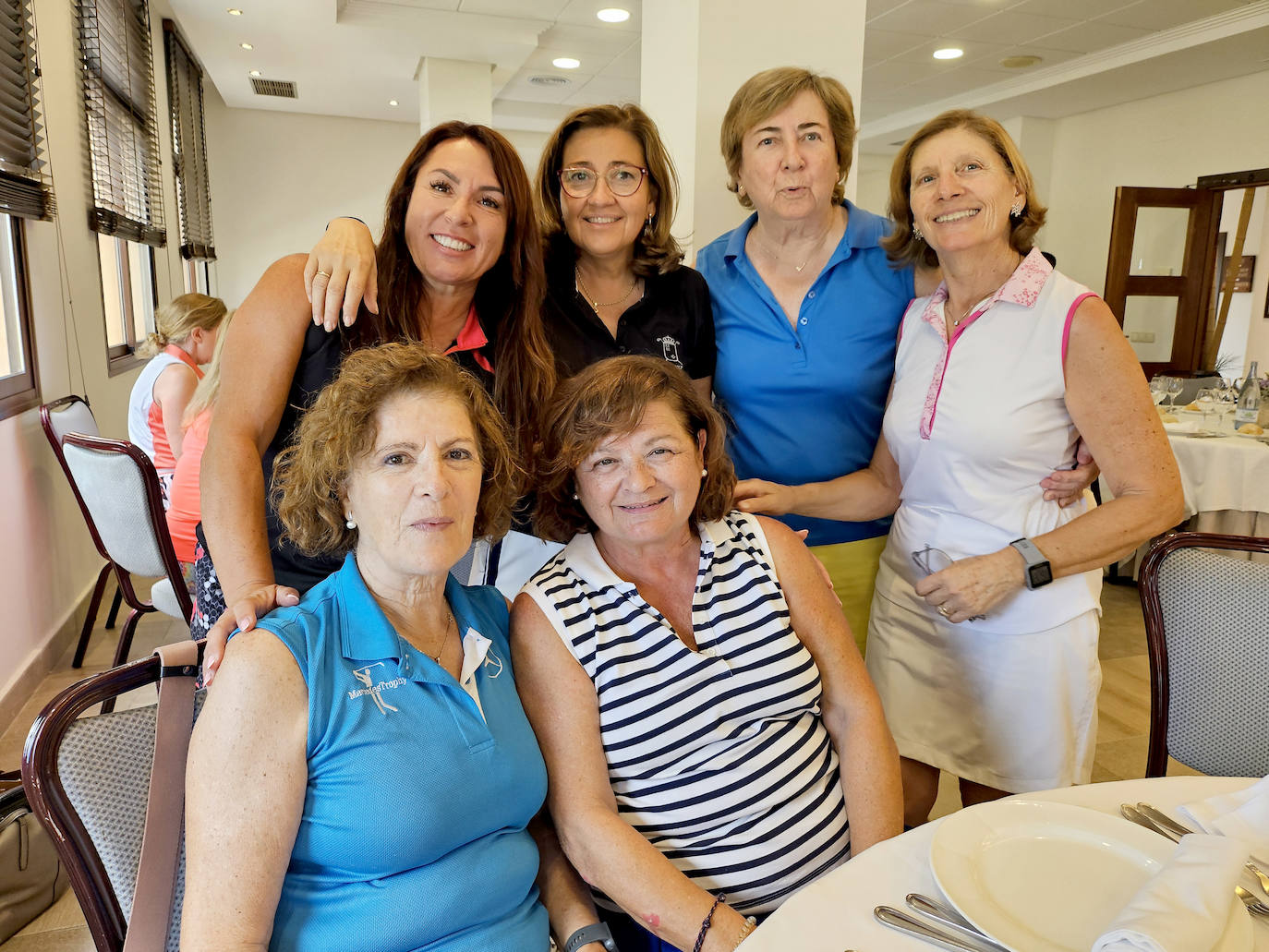 Cereijo y algunos de sus apoyos. La federativa (2º i, arriba) arropada por la 'pro' Romero (1º i) y jugadoras amigas.