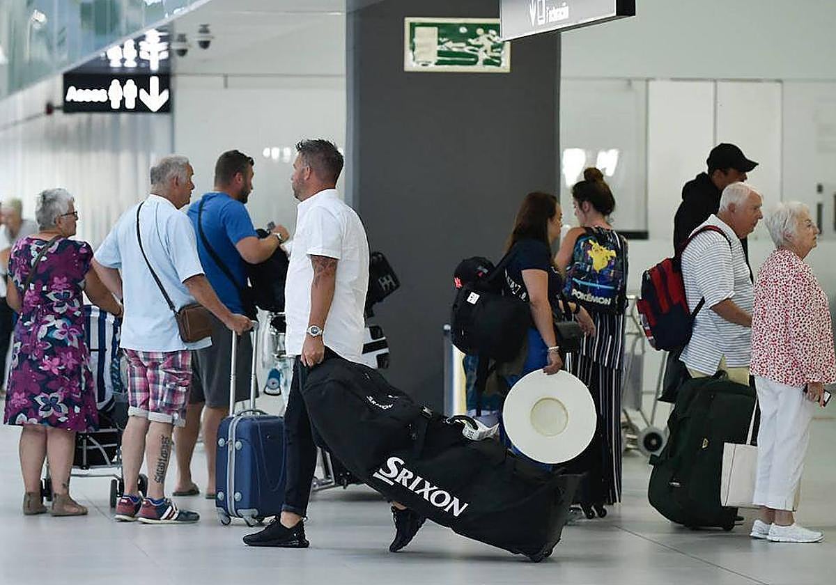 Turistas en el aeropuerto de la Región de Murcia, en una imagen de archivo.