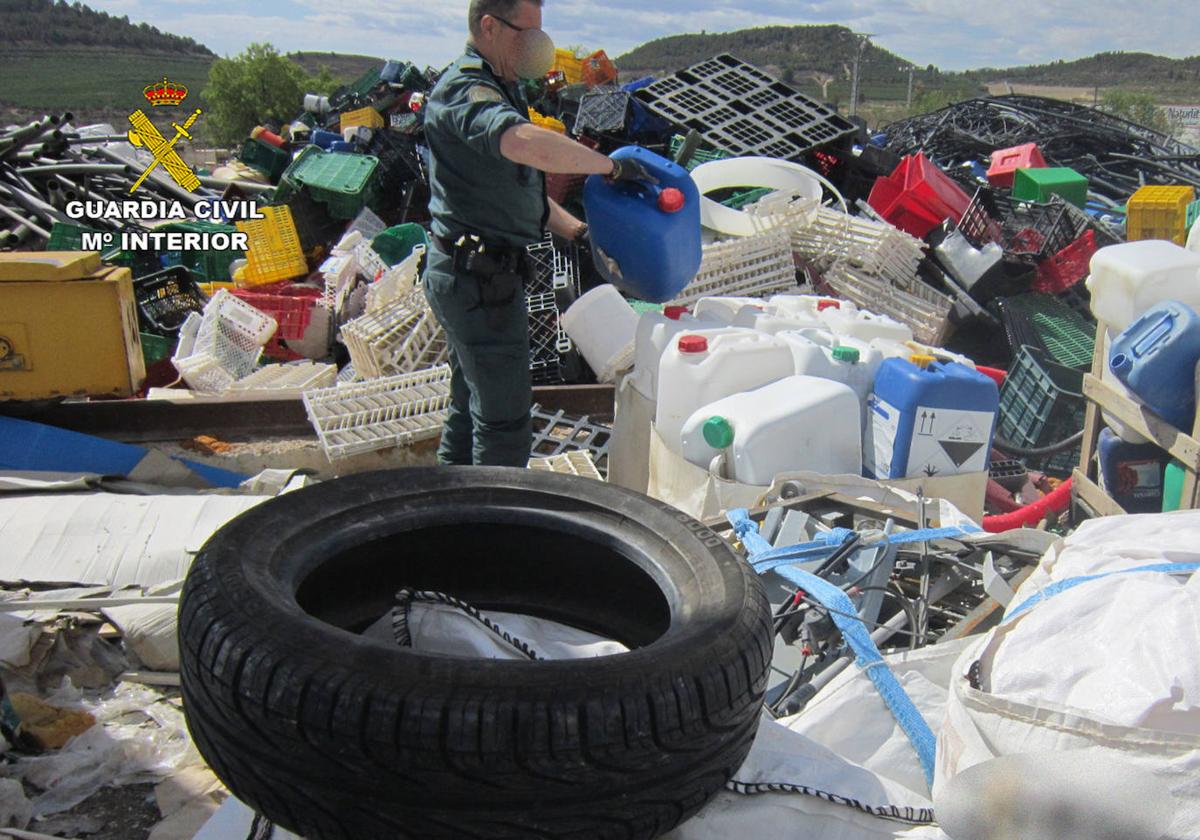 Un agente de la Guardia Civil en uno de los lugares inspeccionados.