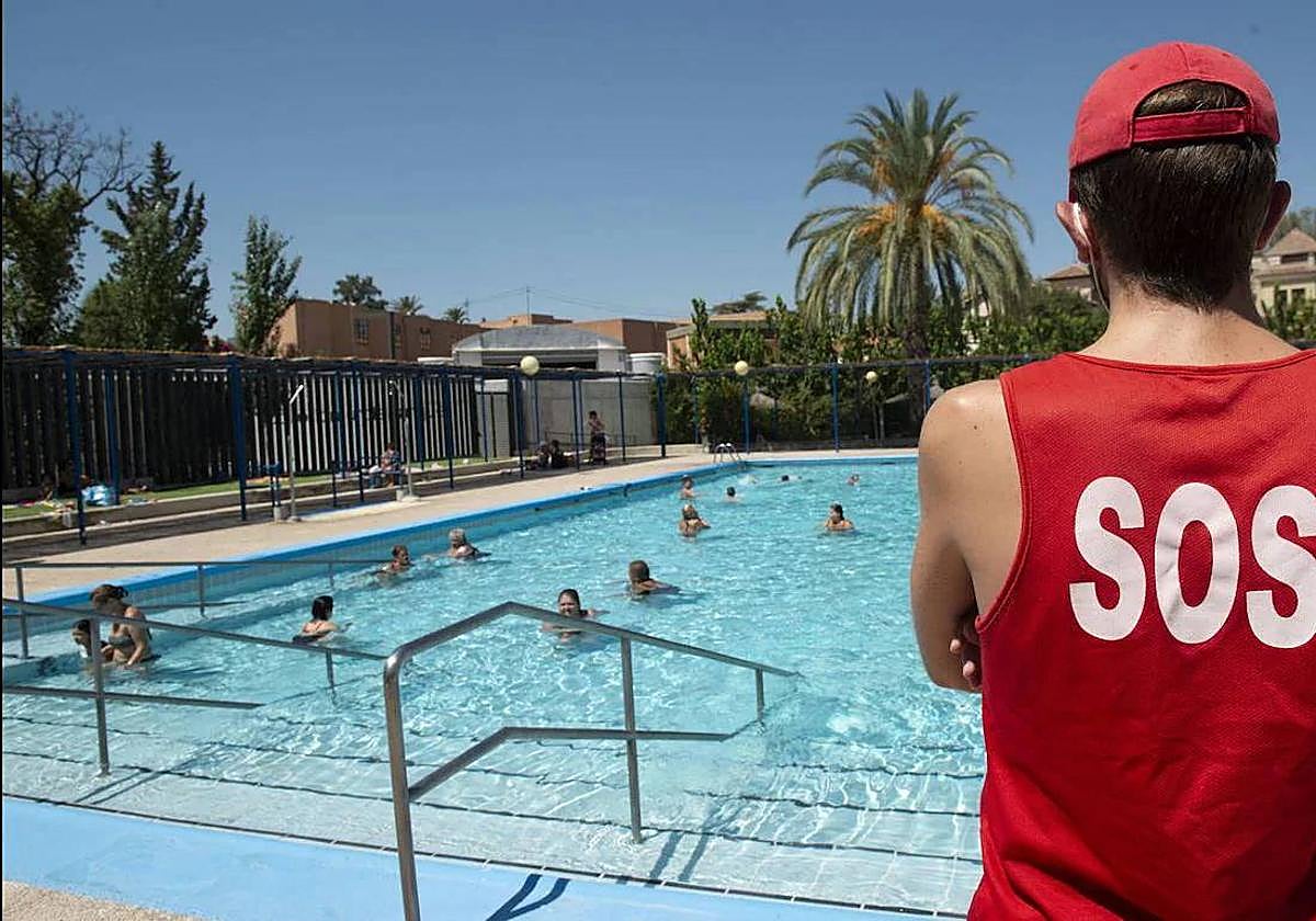 Un socorrista en la piscina municipal Murcia Parque, en una fotografía de archivo.