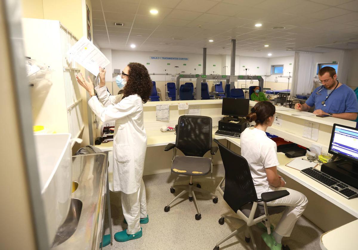 Sanitarios durante una guardia en el servicio de Urgencias del hospital Reina Sofía de Murcia.