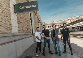 El grupo de música rock Arde Bogotá, en la estación de tren de Cartagena.