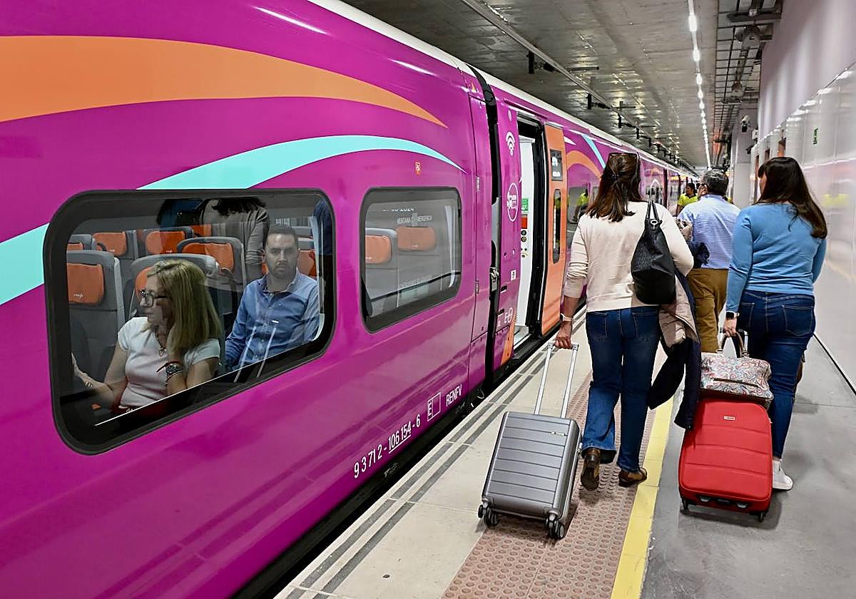 Pasajeros se suben al primer Avlo que partió desde Murcia en dirección Madrid el pasado 21 de mayo.