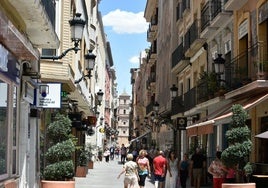 Viandantes paseando ayer por la calle Trapería, una de las vías comerciales del centro donde se instalarán toldos a partir del lunes para reducir los efectos del calor.