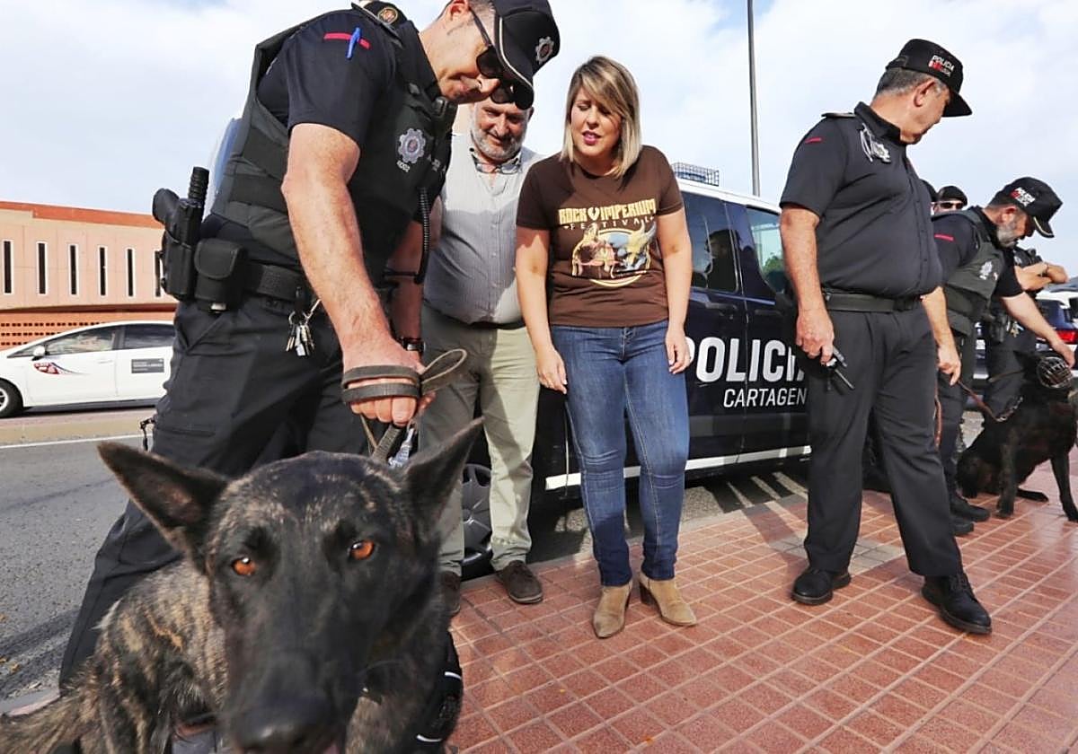 La alcaldesa Noelia Arroyo, con una camiseta del Rock Imperium, junto a los agentes y sus perros.
