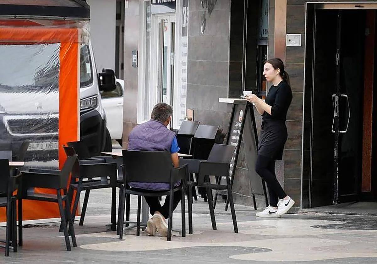 Una camarera atiende una terraza de Cartagena, en una foto de archivo.