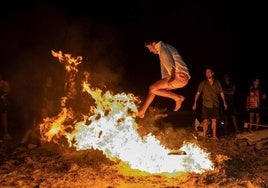 Un joven salta una hoguera, en una imagen de archivo.