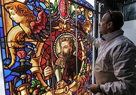 Pablo Muñoz revisa la vidriera dedicada a San Pablo para comprobar los detalles.