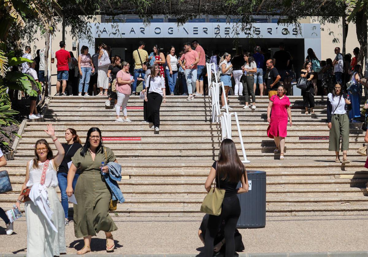Opositores de Educación Primaria, este sábado, tras realizar el examen.