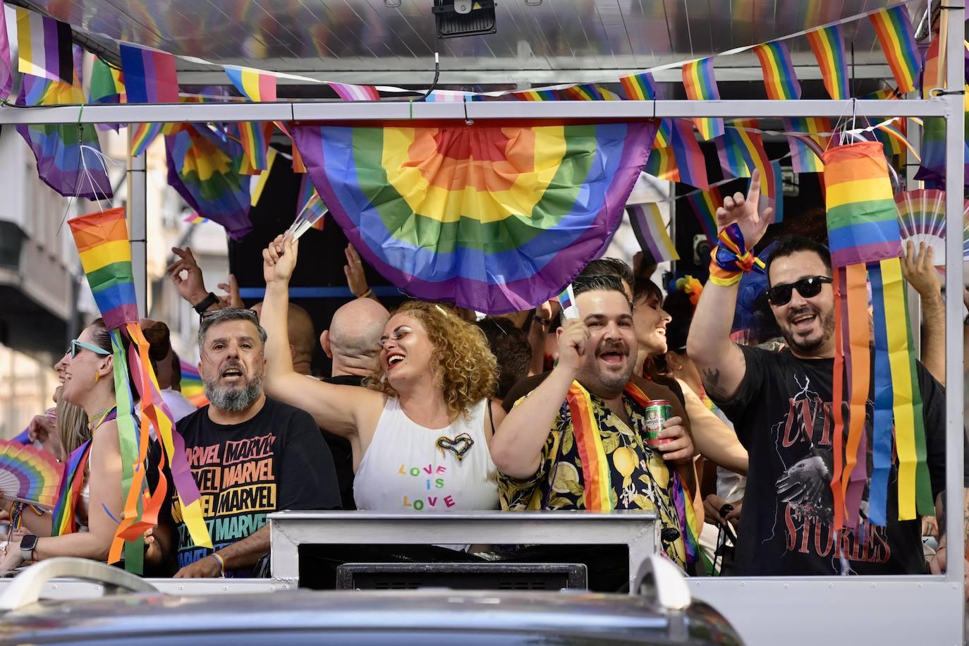 Participantes en la marcha del Orgullo, este sábado, en una de las carrozas que recorrieron el centro de Murcia.