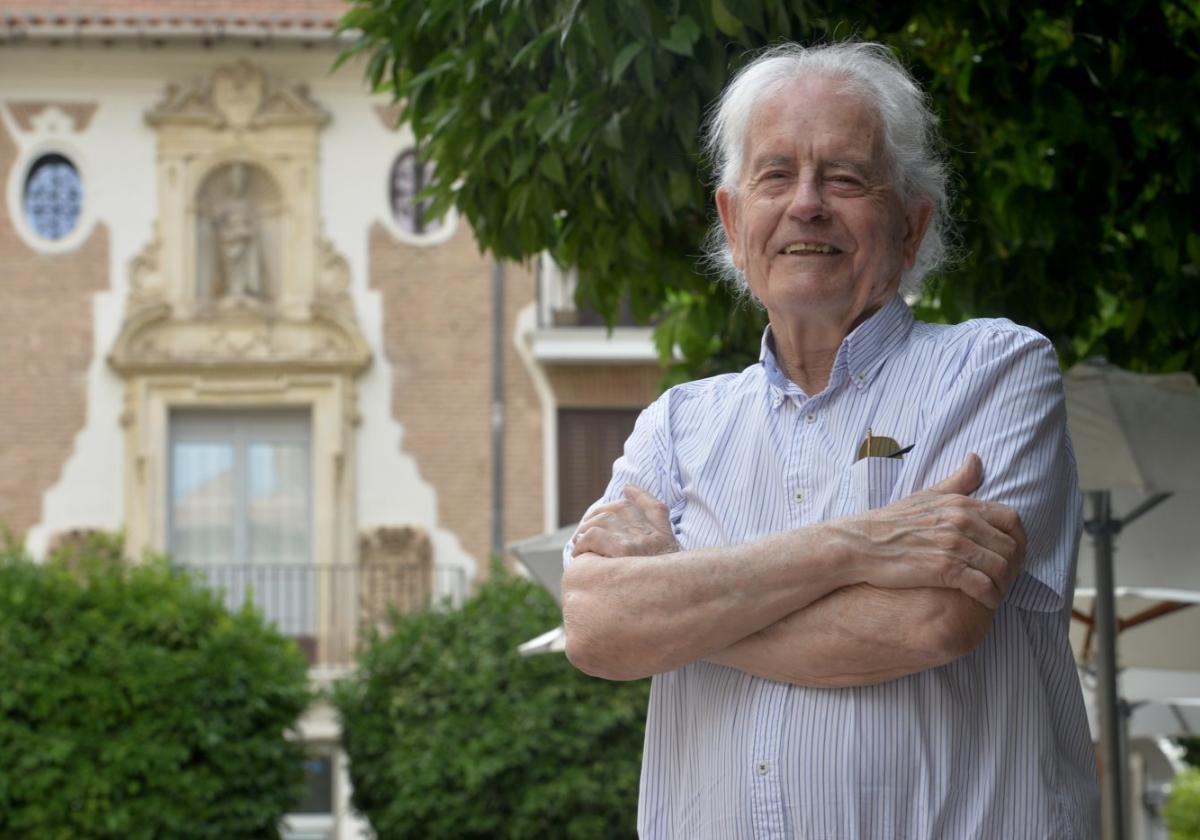 José Luis Martínez Valero, en la plaza de los Apóstoles, donde tuvo su sede LA VERDAD.