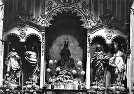 Fotografía del año 1927. Capilla de los Cuatro Santos y Virgen del Rosell, en la catedral de Cartagena.