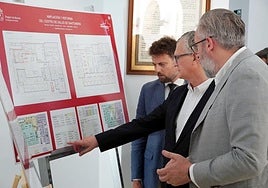Juan José Pedreño y Víctor Martínez analizan el proyecto, ayer.