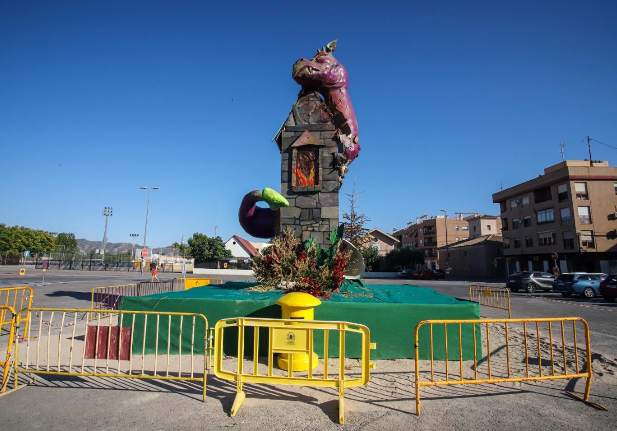 Falla que arderá en Puente Tocinos y que los vecinos montaron ayer en el recinto de fiestas.