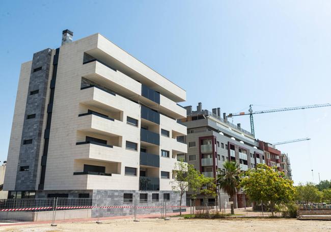 Un bloque de viviendas nuevas junto a la plaza de los Cubos.