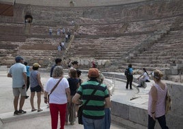 Visitantes a las jornadas arqueológicas en el Teatro Romano de Cartagena.