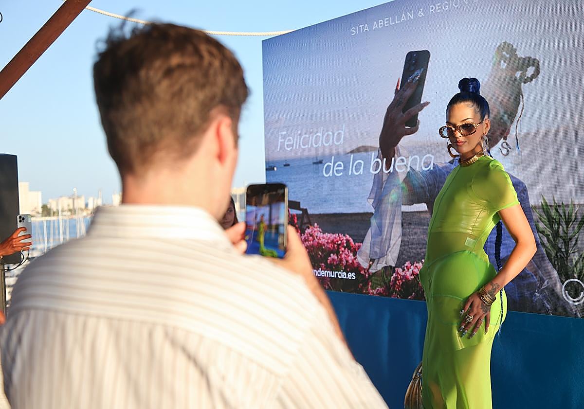 Imagen principal - Sita Abellán, este martes, durante la presentación de la campaña. 