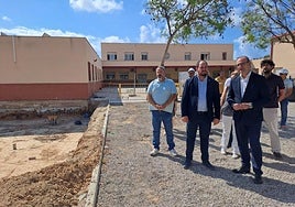 Mario Cervera y Victor Marín visitaron ayer el inicio de las obras en el colegio.