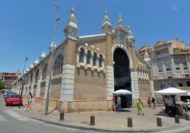 achada del edificio histórico del Mercado de Verónicas, una de las plazas de abastos más emblemáticas de Murcia, ayer.