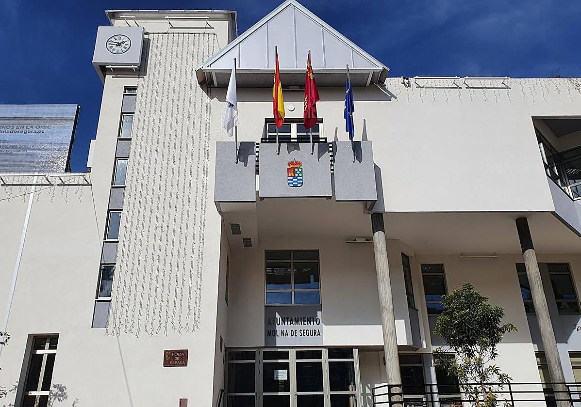 La fachada del Ayuntamiento de Molina.