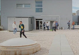 Visita de los técnicos a una de las cubiertas donde se instalarán las placas solares.