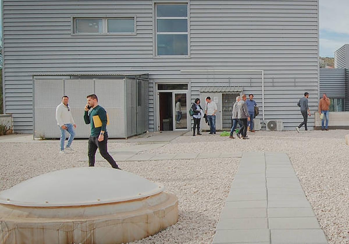 Visita de los técnicos a una de las cubiertas donde se instalarán las placas solares.