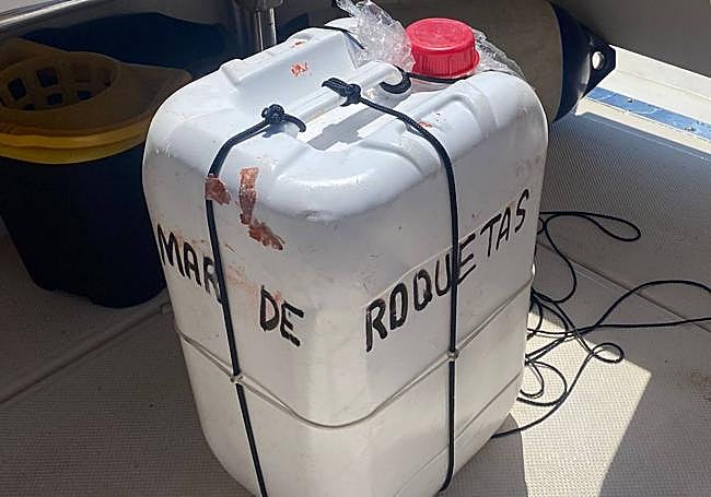 Boya en la que quedó atrapado el animal y que arrastraba con él.