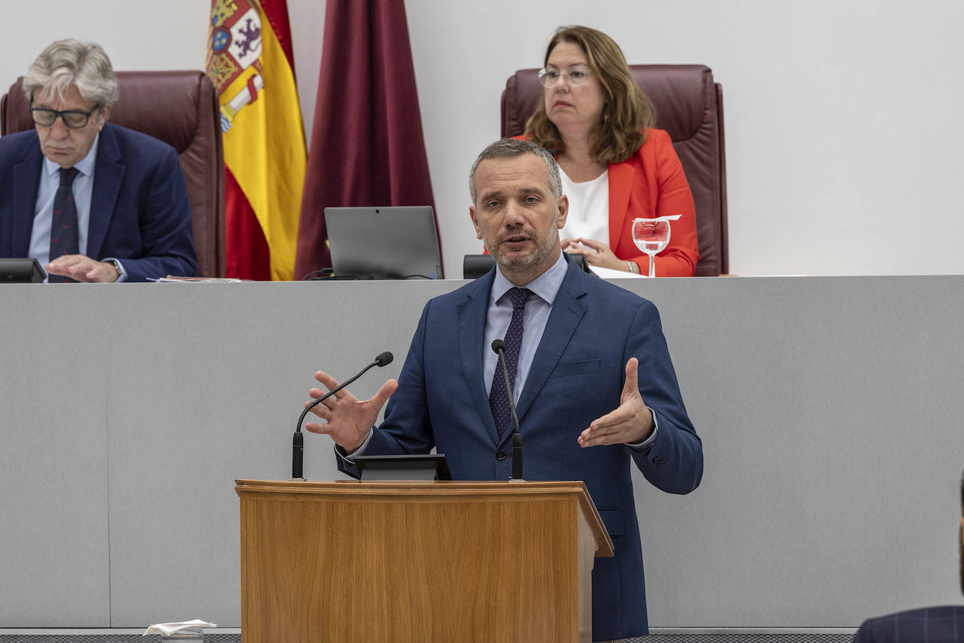 Pleno de la Asamblea pospuesto, en imágenes