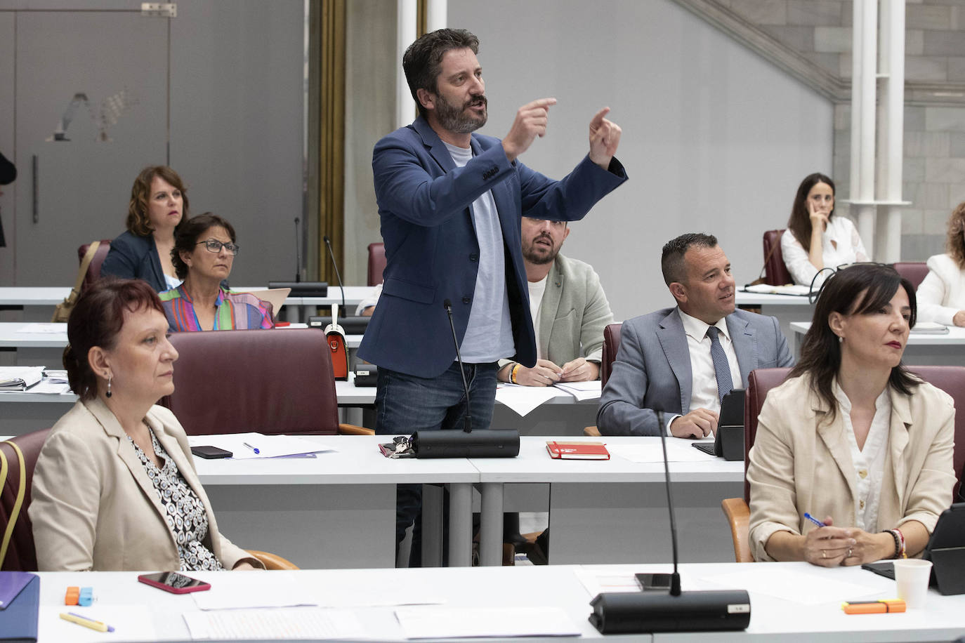 Pleno de la Asamblea pospuesto, en imágenes