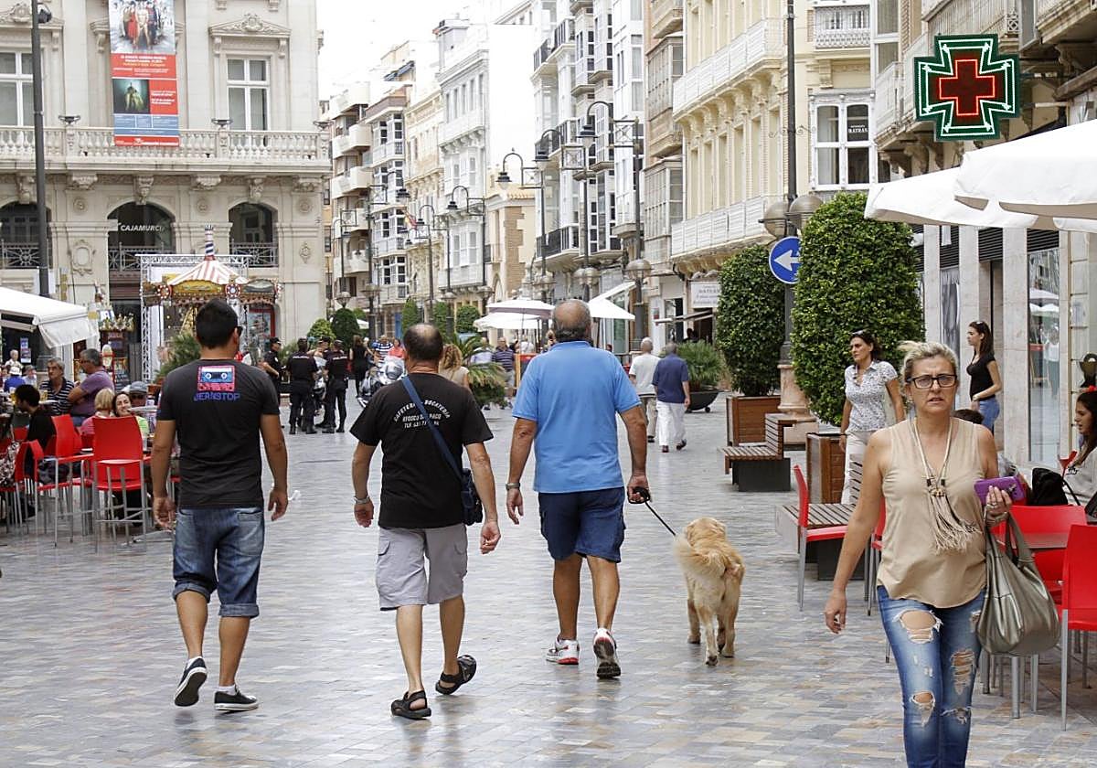 Un señor pasea con su perro por la Puerta de Murcia, en imagen de archivo.