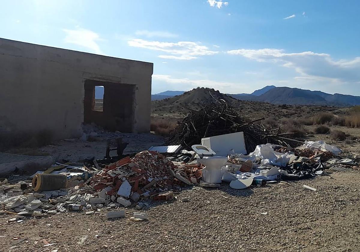 Residuos de la construcción, abandonados en el espacio natural de Ajauque y Rambla Salada.
