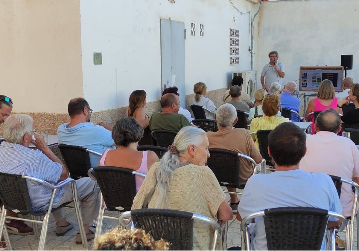 Un momento de la charla, primera actividad del voluntariado, impartida por Paco de Haro el 20 de junio.