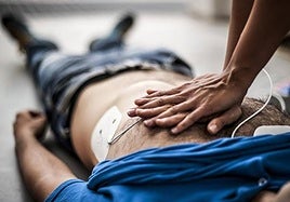 Un hombre se somete a un electrocardiograma en una imagen de archivo.