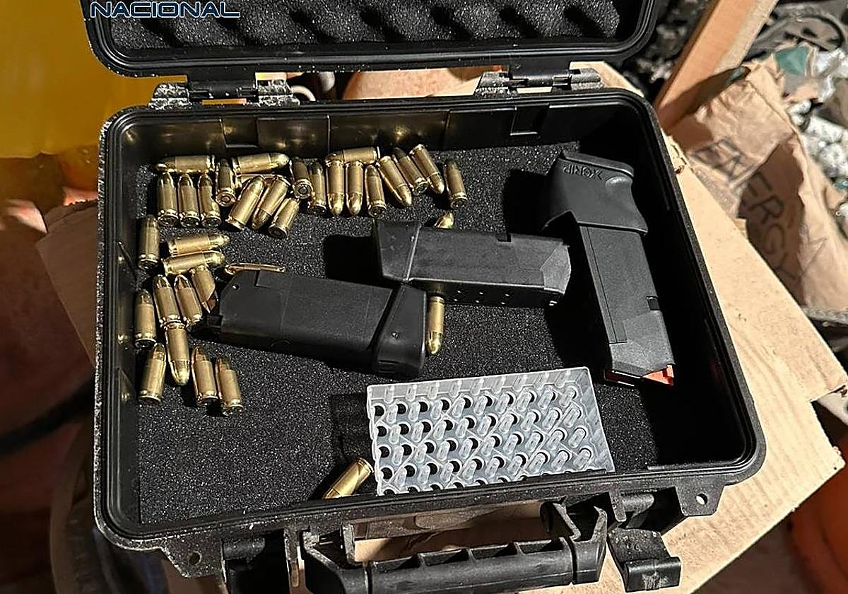 Arma encontrada por la Policía Nacional en los registros.