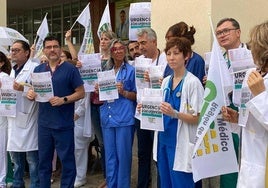 Los trabajadores de urgencias se manifiestan en el hospital Virgen de la Arrixaca de Murcia.