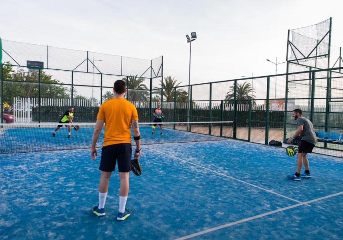 Dos parejas disputan un partido de padel en las instalaciones del Palacio del Agua.