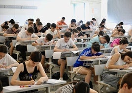 Alumnos se examinan de Lengua y Literatura en la EBAU a principios de este mes en el campus de Espinardo.