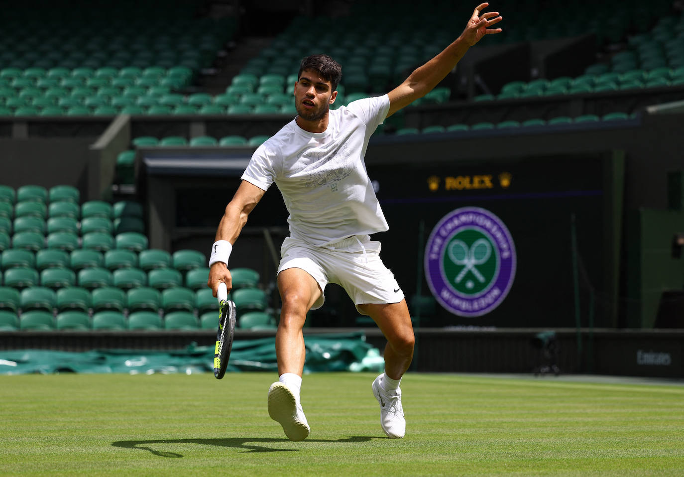 Carlos Alcaraz se entrena en la central de Wimbledon, en imágenes