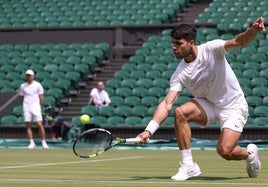 Carlos Alcaraz devolviendo una bola en su entrenamiento de este jueves frente al ruso Daniil Medvedev.