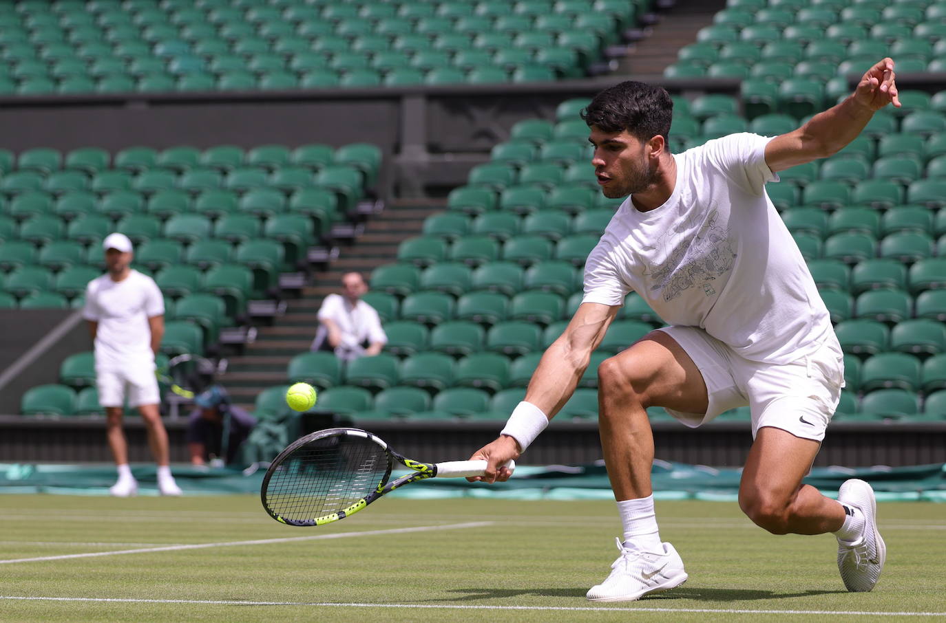 Carlos Alcaraz se entrena en la central de Wimbledon, en imágenes