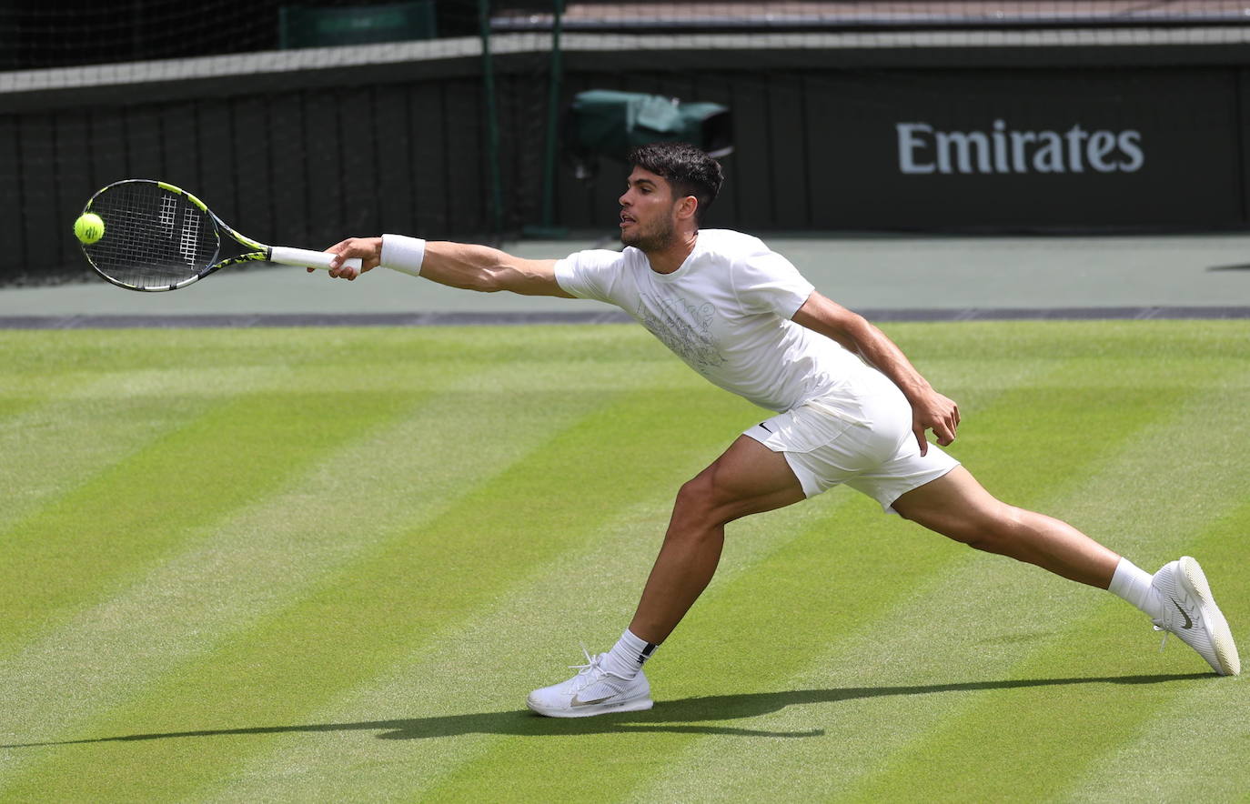 Carlos Alcaraz se entrena en la central de Wimbledon, en imágenes