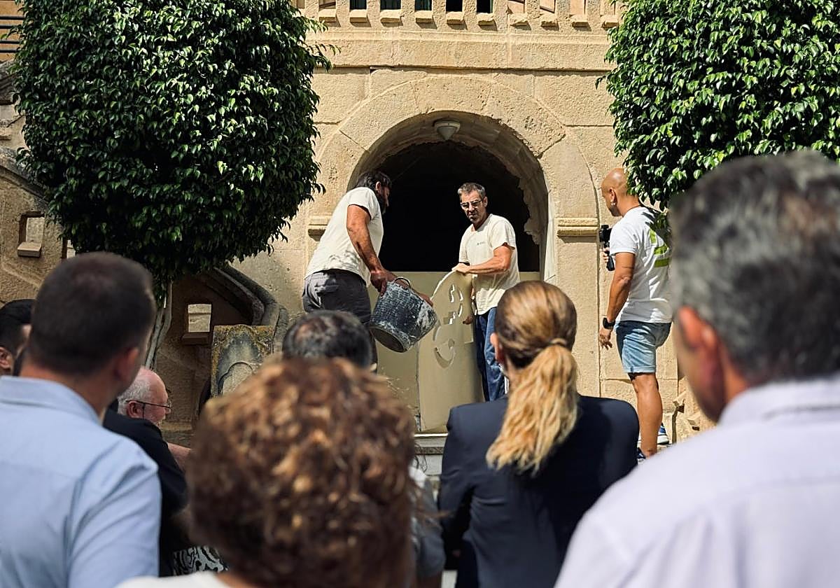 Unos operarios proceden a destapar la entrada de la cripta, ayer.