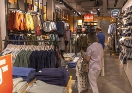Tres clientes, en una tienda de ropa del casco antiguo.