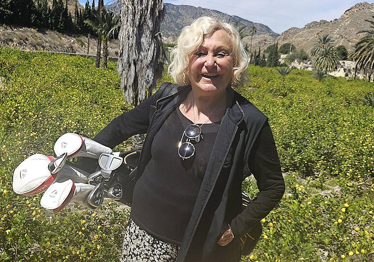 Rosa Mª Rodríguez con su bolsa de golf, entre los limoneros de su finca.