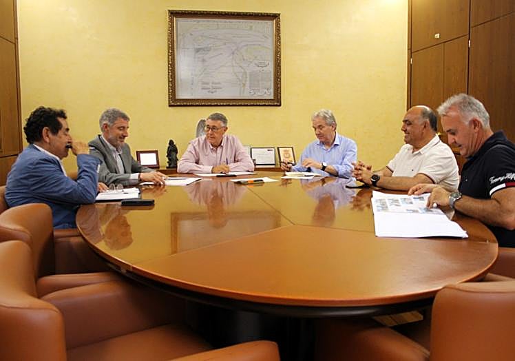 Reunión entre el alcalde, Pepe Vegara, y los concejales Manuel Mestre y Víctor Valverde con el presidente de la CHS, Mario Urrea.