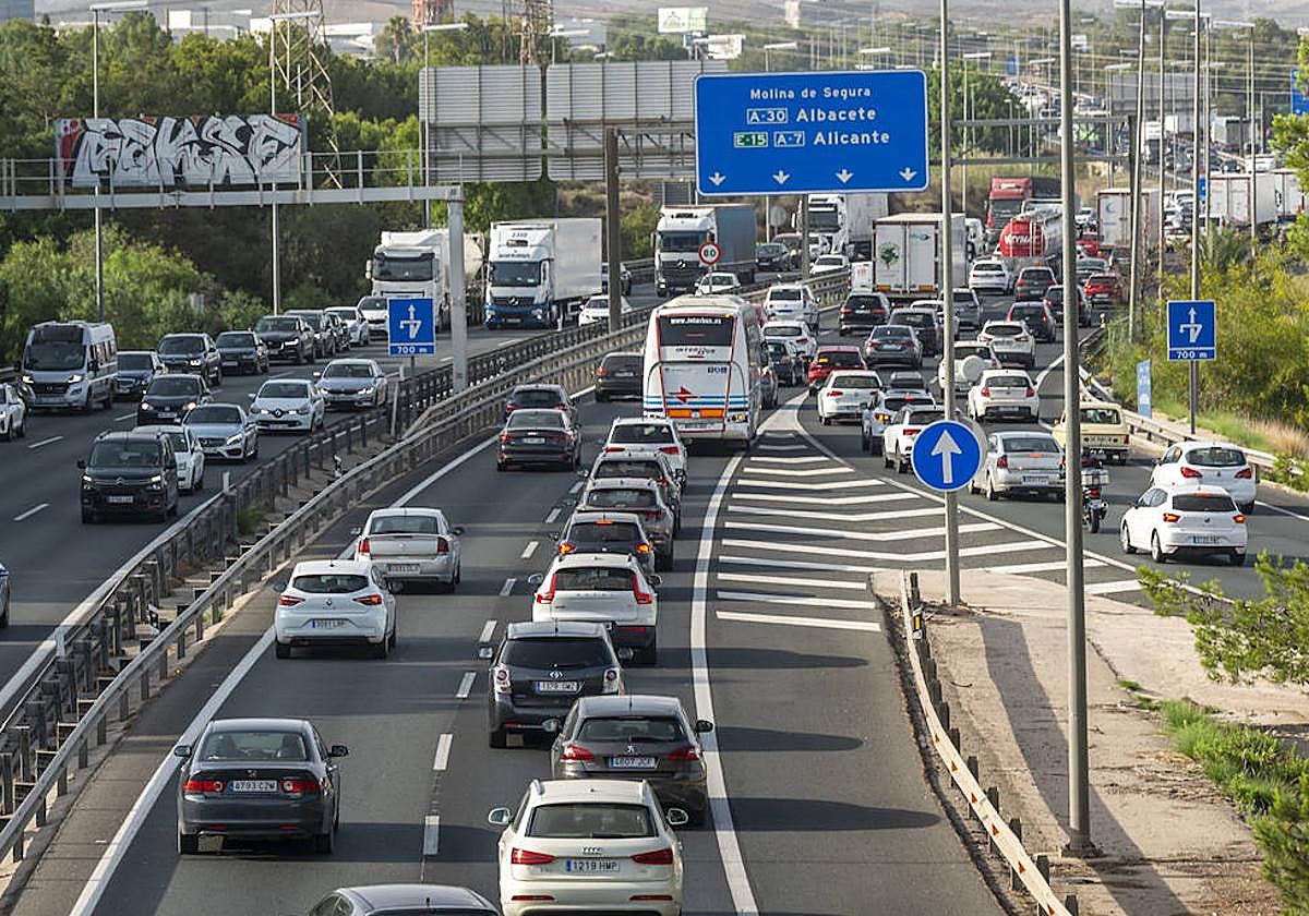Tráfico en el nudo de Espinardo, este viernes por la tarde.